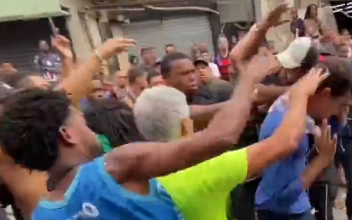 Moradores atiraram ovos contra o ex-secretário Salvino Oliveira