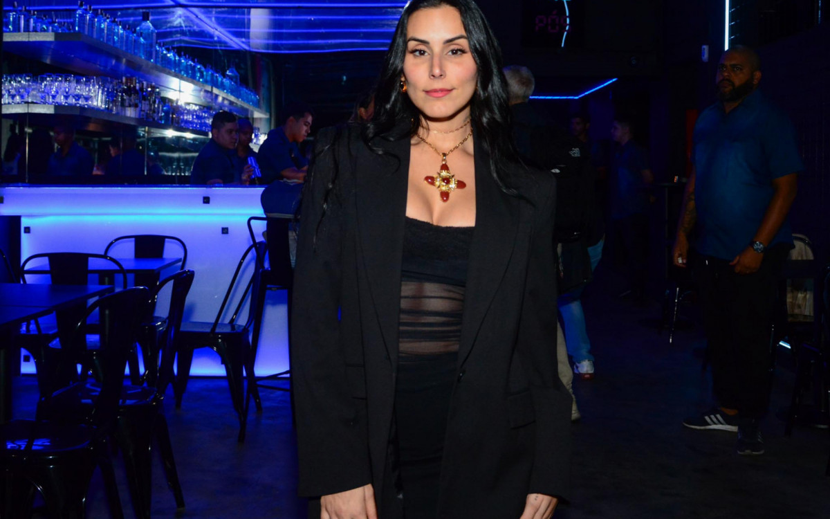 Ste Viegas na inauguração do bar de Matheus Costa em Copacabana 