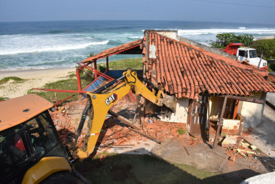 Gated retira mais um quiosque irregular da região litorânea de Maricá