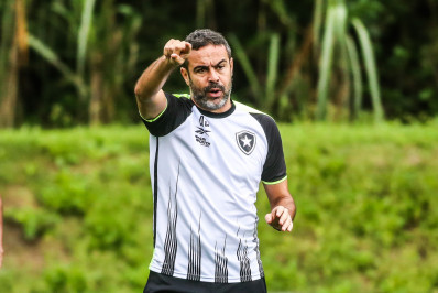 Artur Jorge elogia postura de John Textor à frente de SAF: 'Vive muito o Botafogo'