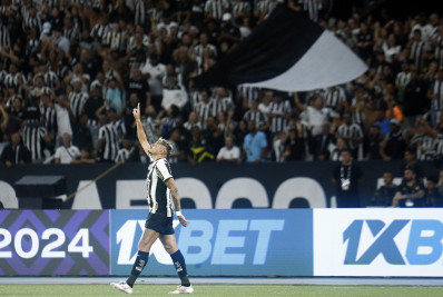 Em clima de revanche, Botafogo vence o Palmeiras e se isola na liderança do Brasileirão