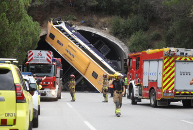 Vídeo: ônibus tomba e fica preso na vertical em túnel na Espanha