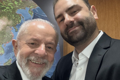 Filho de Lula visita pai no Planalto: 'Passei para ver meu velho'