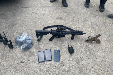 PM prende chefe do tráfico do Gogó da Ema e apreende fuzil, pistola e granada em Belford Roxo