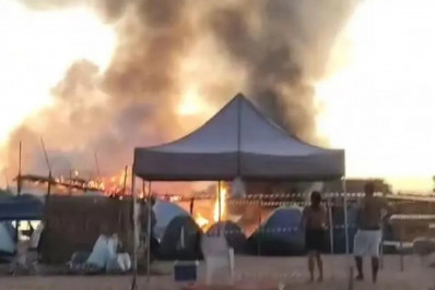 Mulher fica ferida após usar álcool pensando que era água e causar explosão em praia