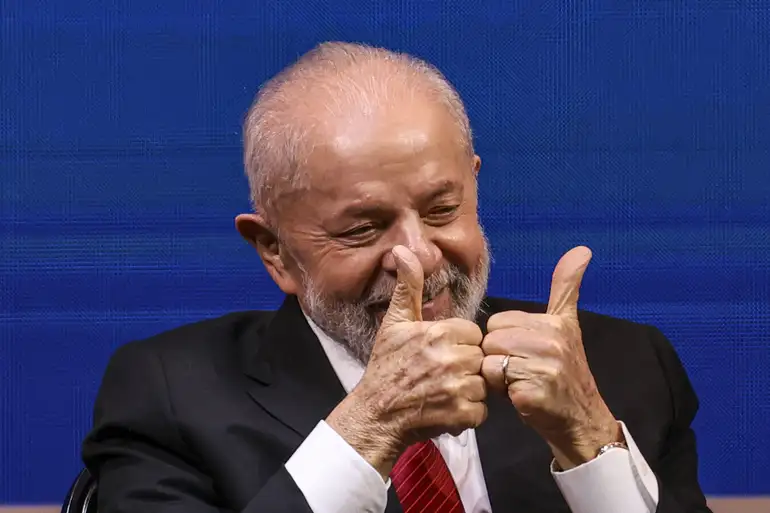 É montagem vídeo em que Lula diz querer roubar cachorro de criança