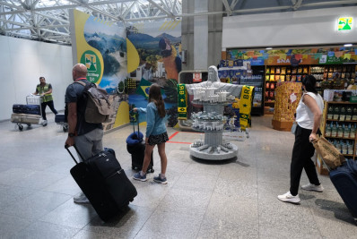 'Paguei R$ 10 em uma garrafa de água': passageiros reclamam de preços altos em aeroportos e rodoviárias