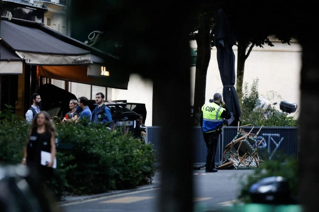 Carro avança contra café em Paris e deixa seis feridos
