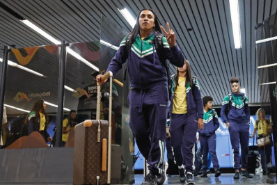 Seleção feminina de futebol embarca para disputa das Olimpíadas de Paris