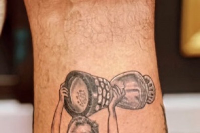Torcedor argentino tatua tornozelo inchado de Messi após título da Copa América