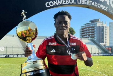 Flamengo fecha compra de Shola, atacante nigeriano da base