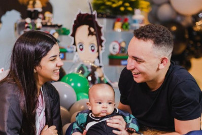 João Gomes se fantasia de personagem para mesversário do filho, Jorge