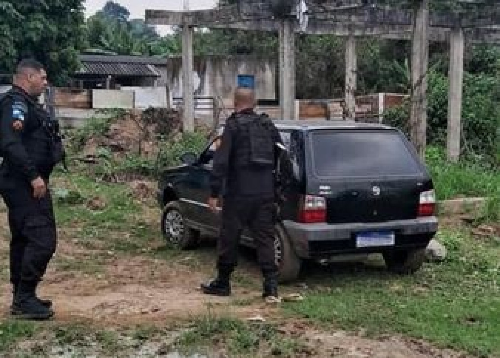 Uno com outras pe&ccedil;as de ve&iacute;culos no interior do carro - Divulga&ccedil;&atilde;o / Dani Souza / 39&ordm; BPM