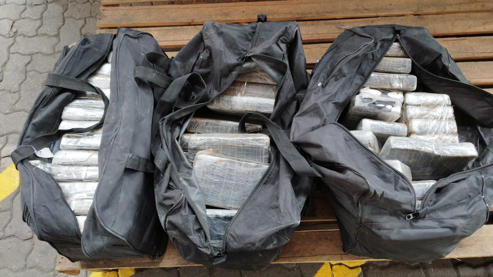 Droga estava escondida entre carga de sal marinho que seria enviado a país da Europa - Divulgação/Receita Federal