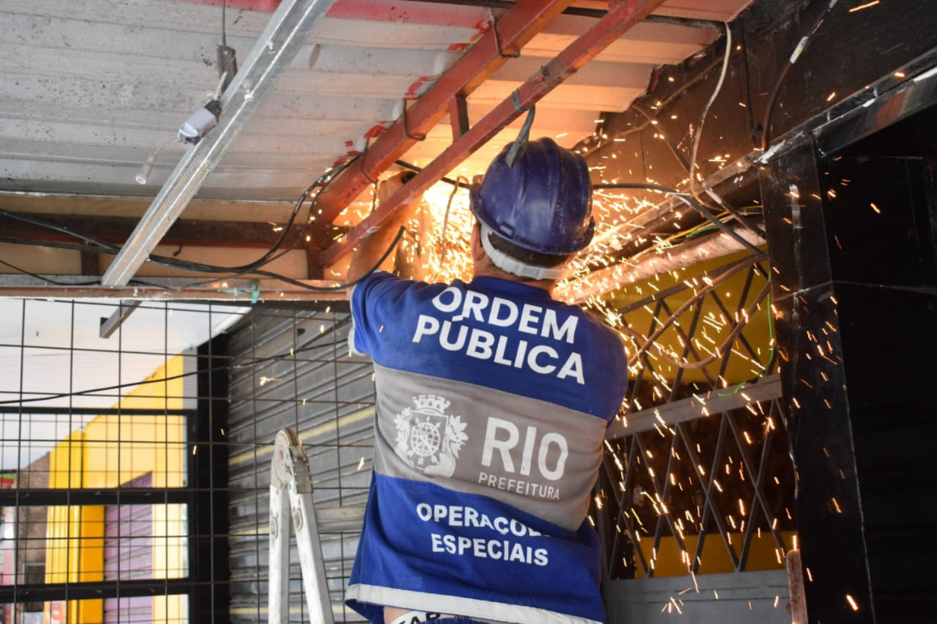 Equipes estão demolindo construções que estão obstruindo vias da Cidade de Deus - Divulgação/Secretaria Municipal de Ordem Pública