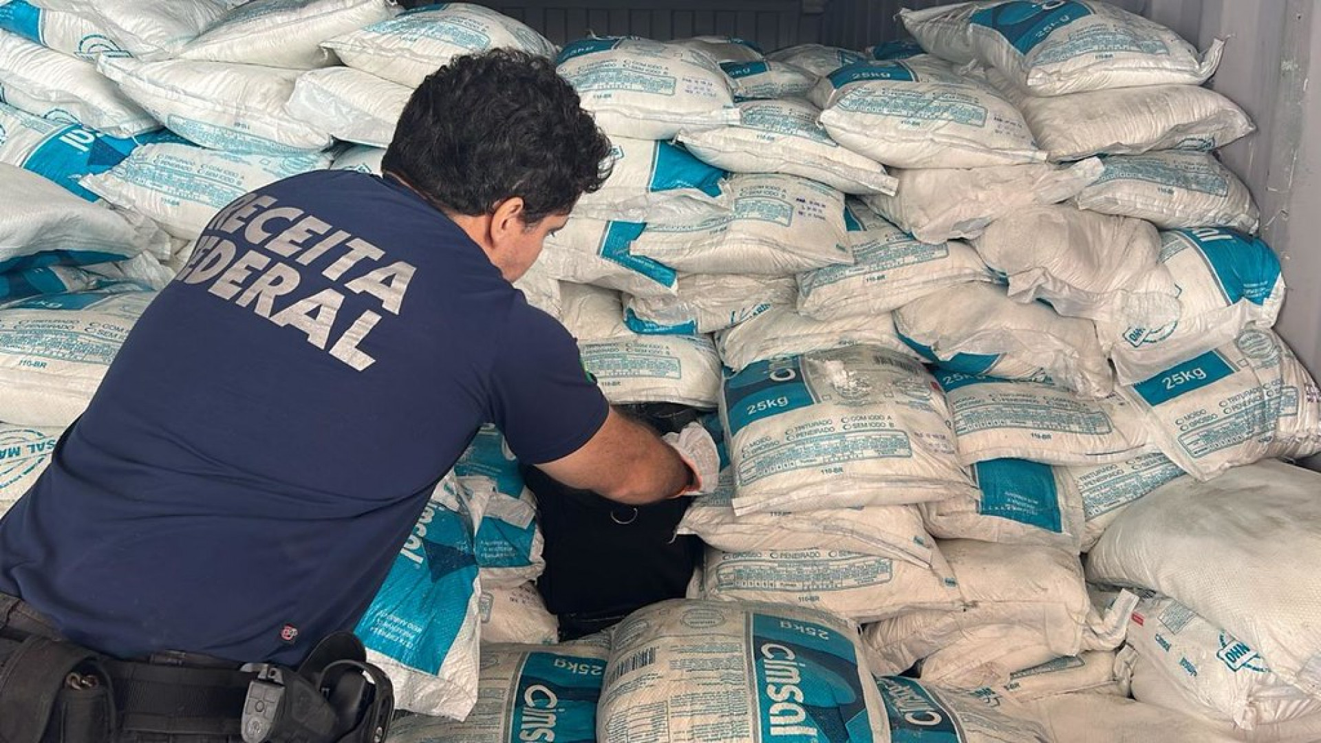 Droga estava escondida entre carga de sal marinho que seria enviado a país da Europa - Divulgação/Receita Federal