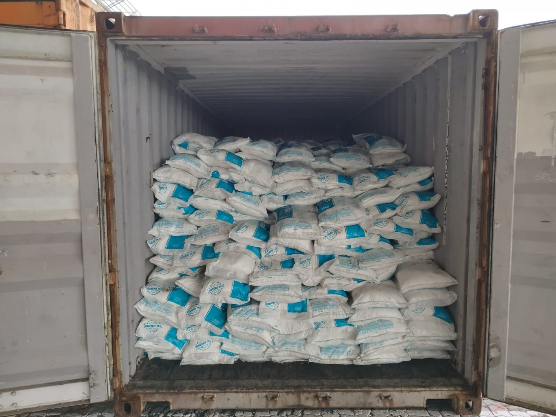 Droga estava escondida entre carga de sal marinho que seria enviado a país da Europa - Divulgação/Receita Federal