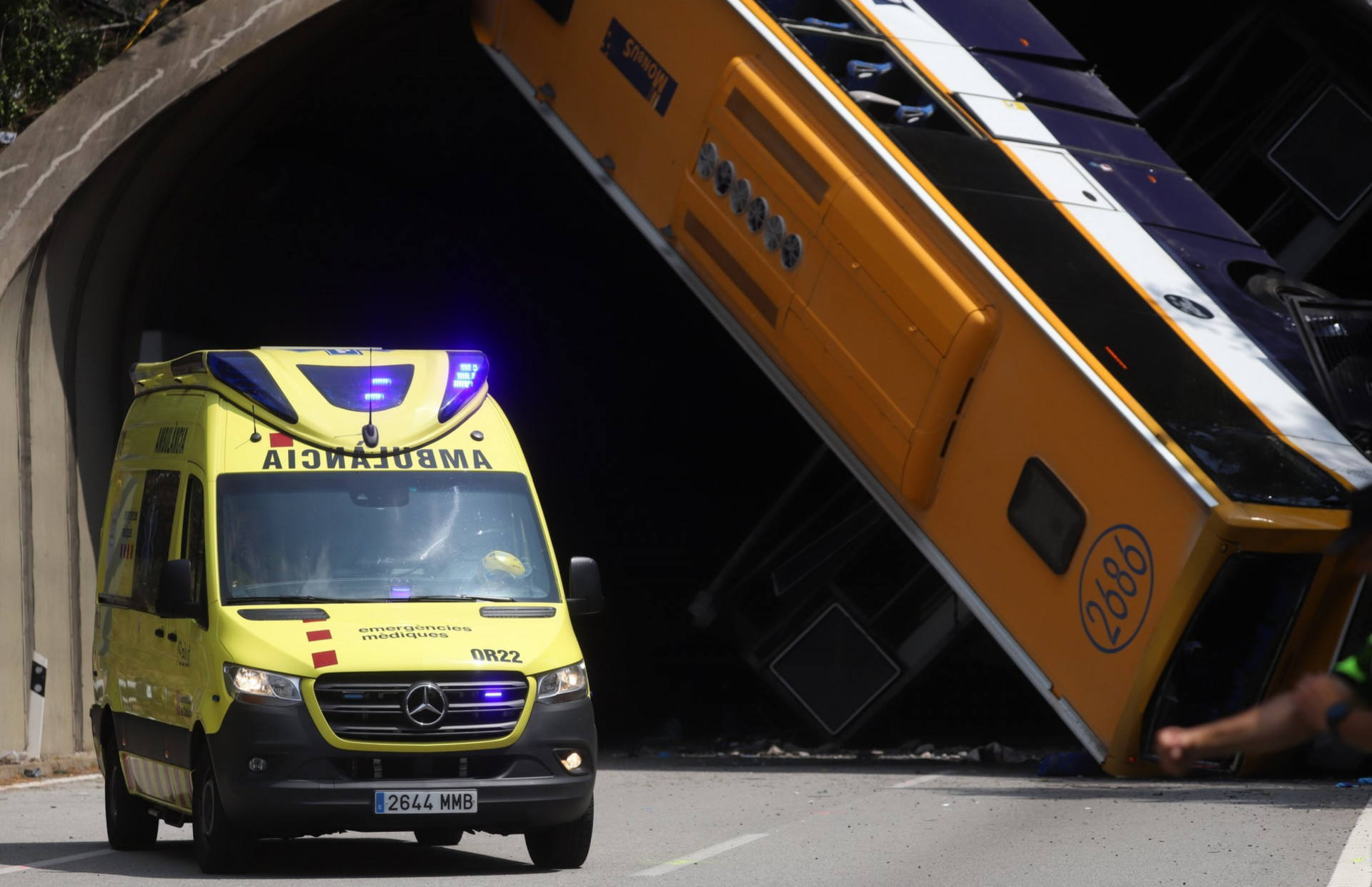 Ônibus tombado na Espanha na terça-feira (16) - Reprodução