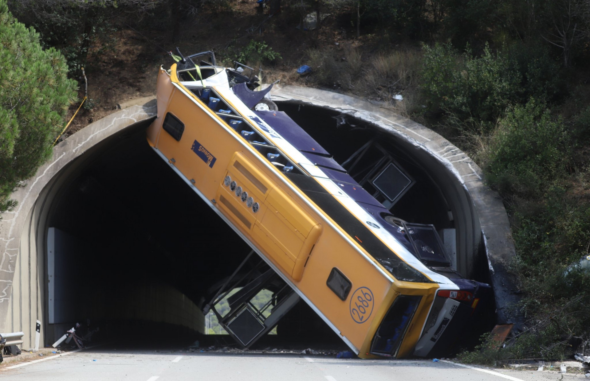 Ônibus tombado na Espanha na terça-feira (16) - Reprodução