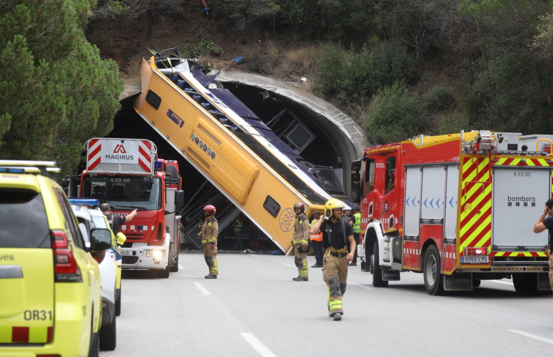 Ônibus tombado na Espanha na terça-feira (16) - Reprodução