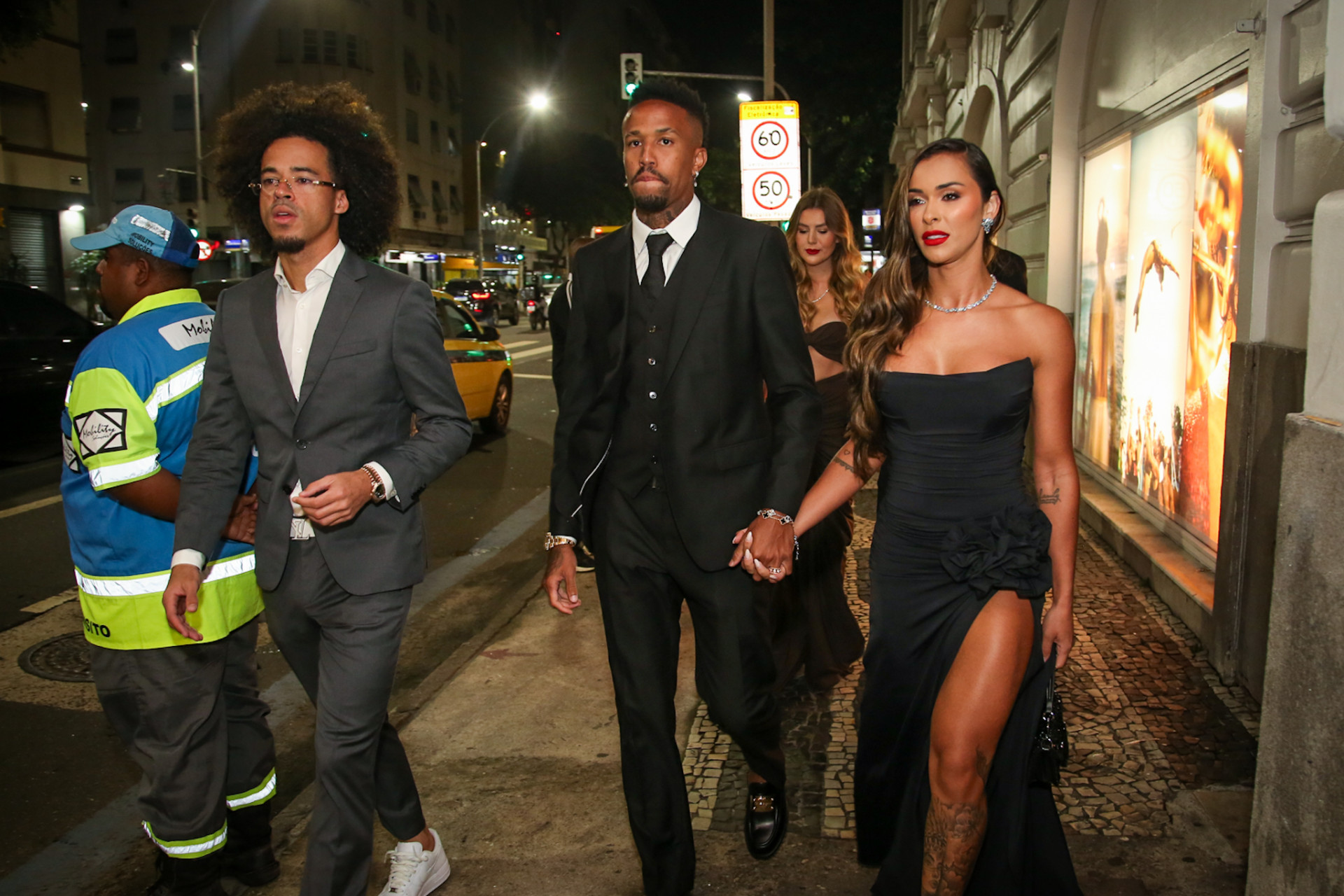 L7nnon, Éder Militão e a mulher, Tainá Castro, no leilão beneficente de Vini Jr no Rio - Victor Chapetta/ Agnews