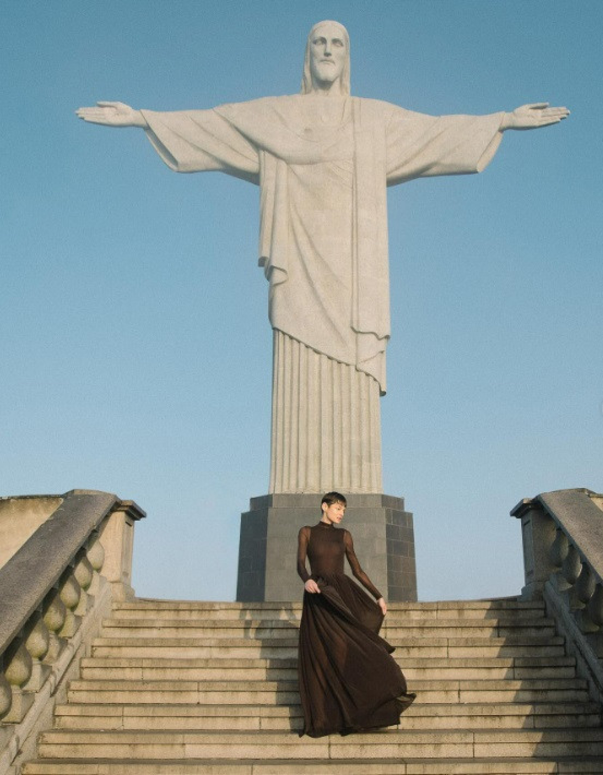 Emma Corrin posa deslumbrante aos pés do Cristo Redentor - Reprodução do Instagram