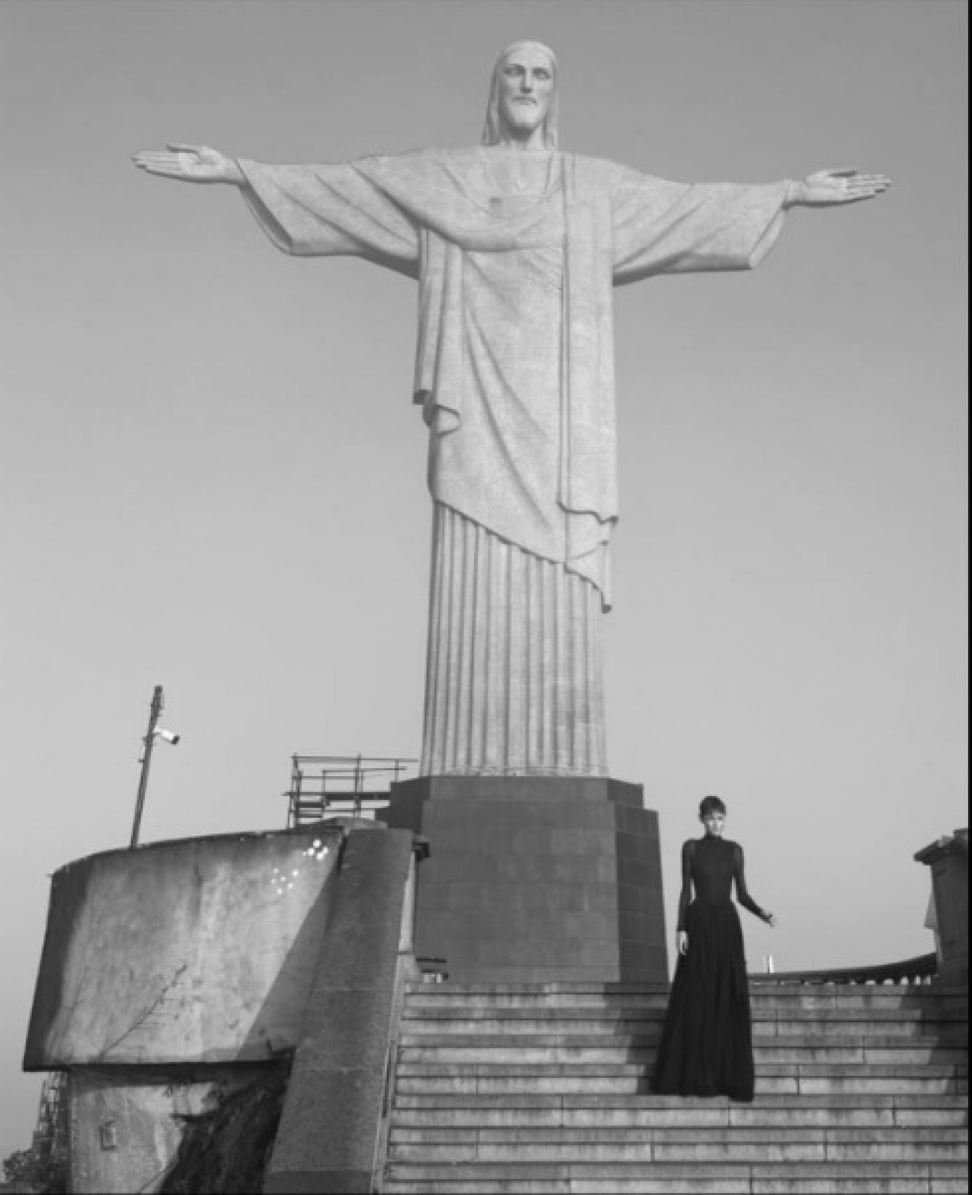 Emma Corrin posa deslumbrante aos pés do Cristo Redentor - Reprodução do Instagram