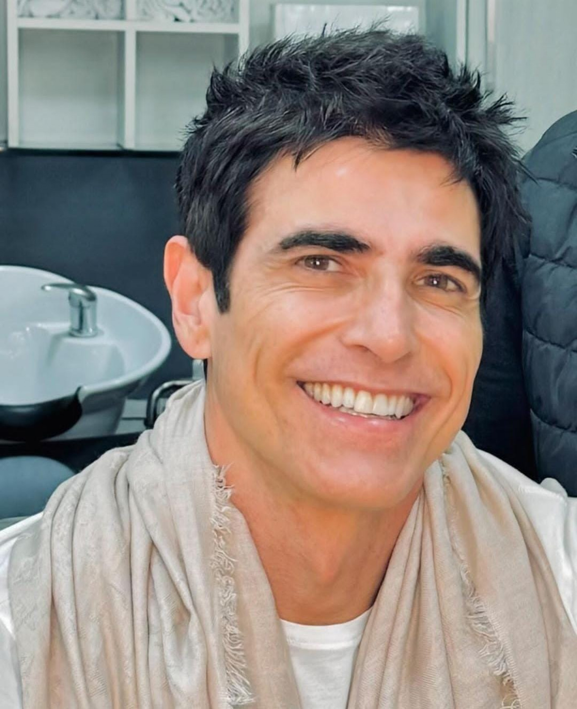 Reynaldo Gianecchini pinta o cabelo e mostra o resultado: 'Antes e depois' - Reprodução / Instagram