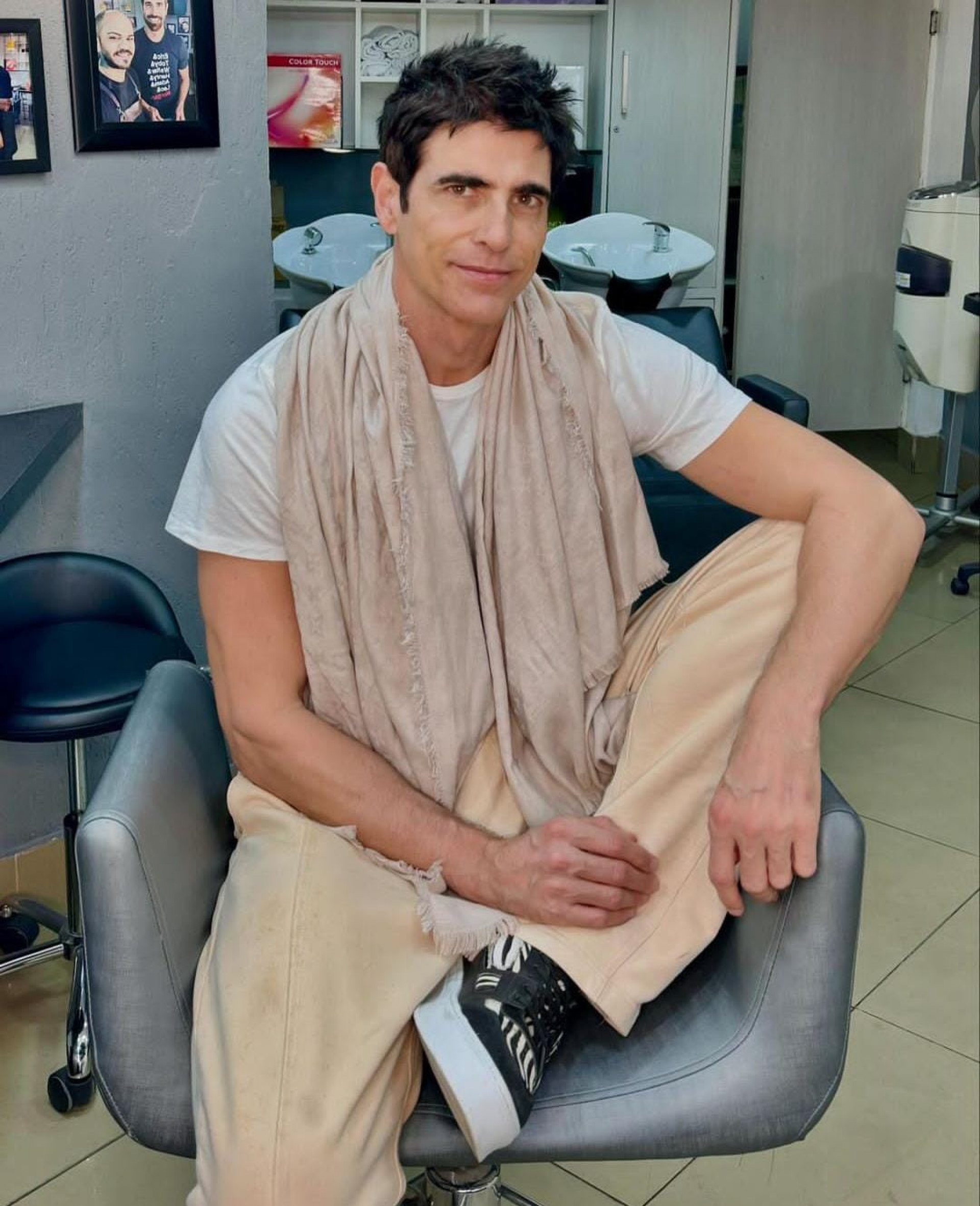 Reynaldo Gianecchini pinta o cabelo e mostra o resultado: 'Antes e depois' - Reprodução / Instagram