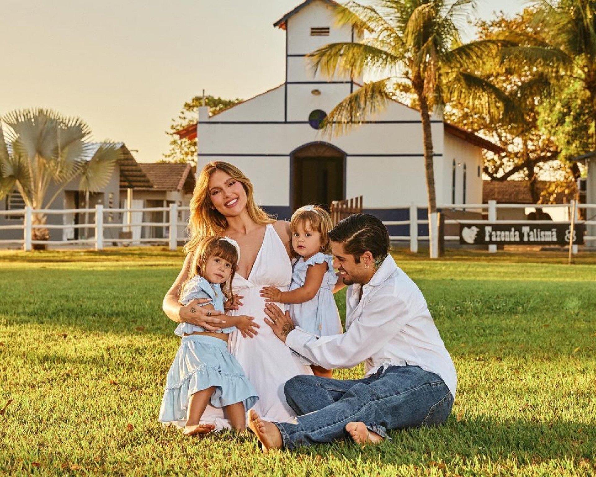 Grávida do terceiro filho, Virginia posa em família - Reprodução