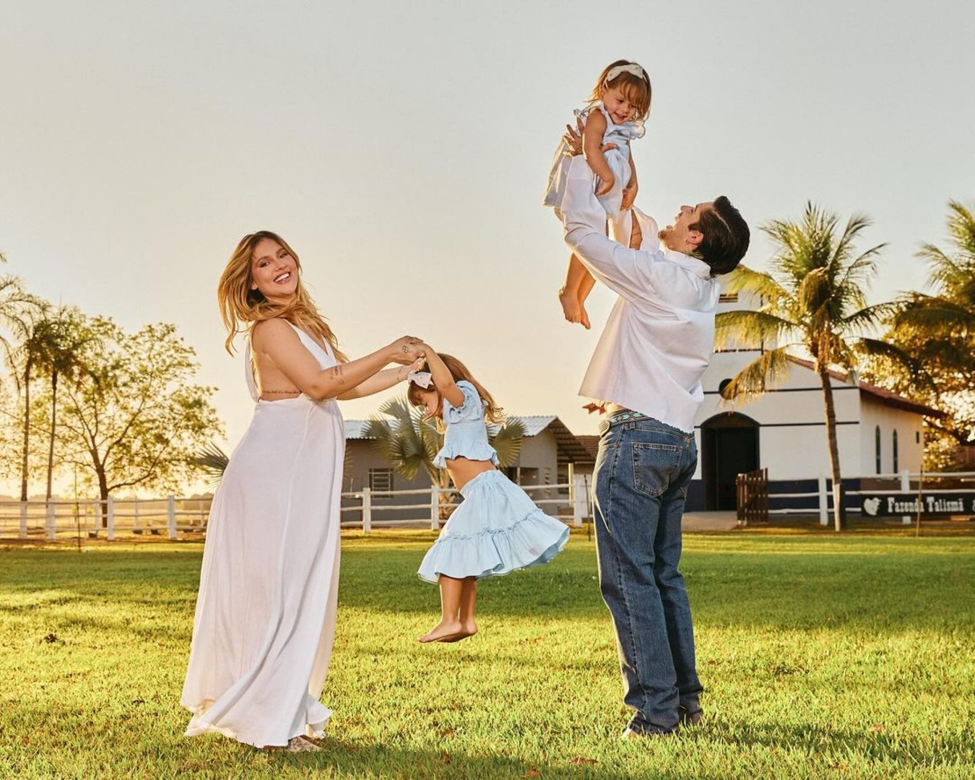 Grávida do terceiro filho, Virginia posa em família - Reprodução