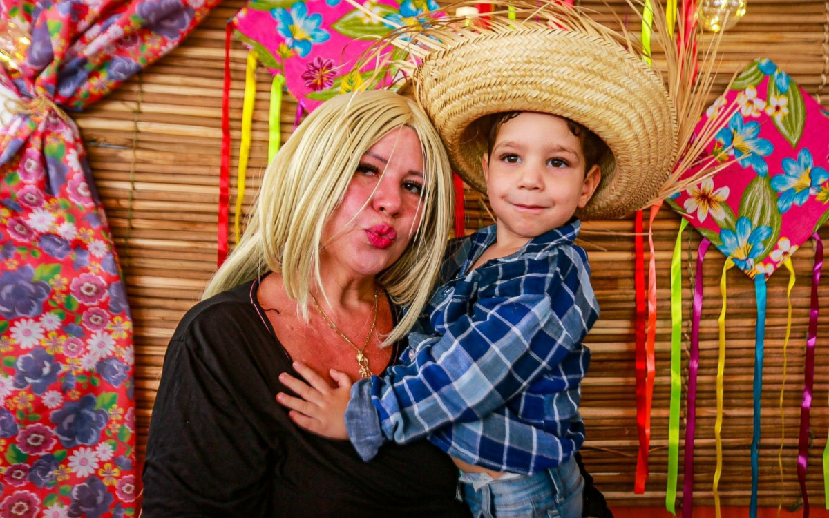 A moradora do Centro, Aparecida Barbosa, levou seu filho Arthur Johnny, para se divertir na festa