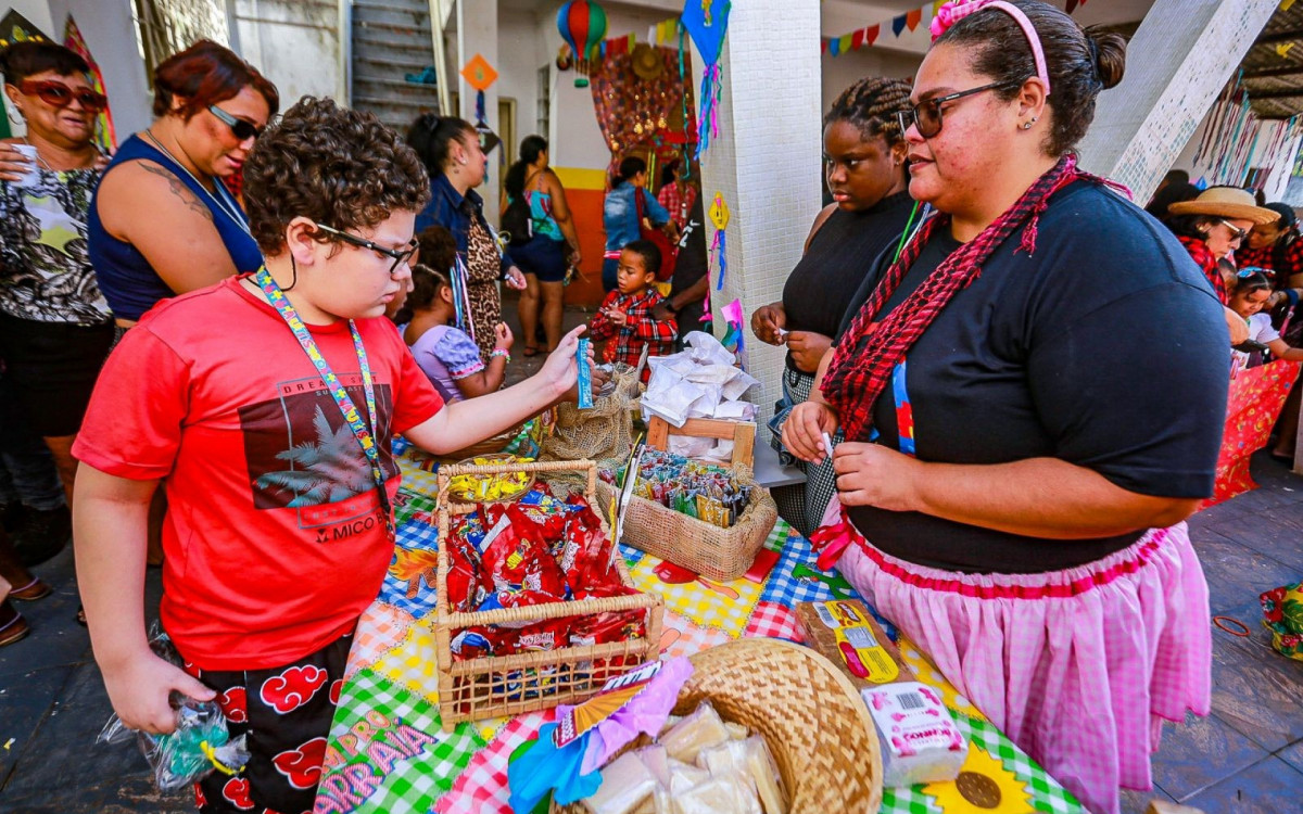 A criançada, além de participar de brincadeiras, pôde saborear as comidas típicas de festa junina
