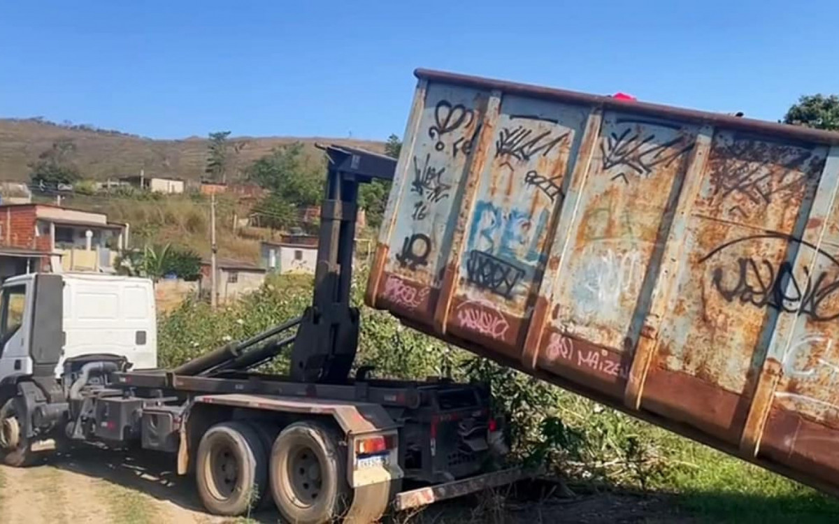 Caçamba sendo retirada do local de desmanche