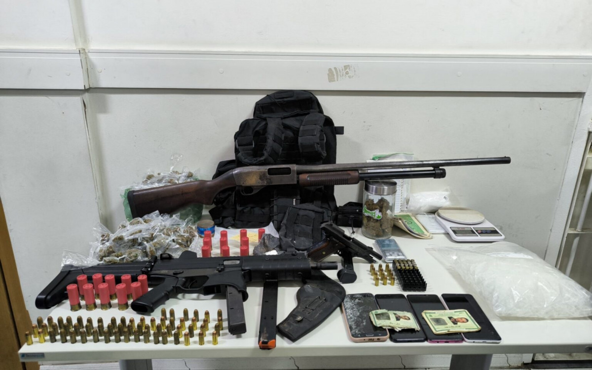 Armas foram apreendidas com o criminoso