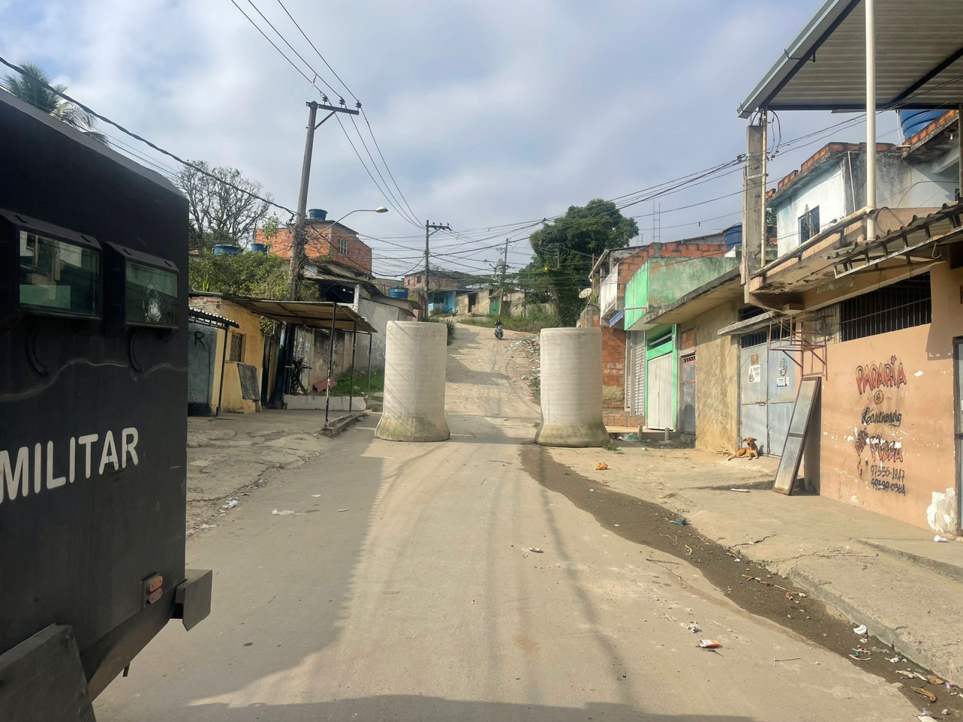 Rua com barricadas do tráfico no Parque Floresta - Divulgação / Disque Denúncia