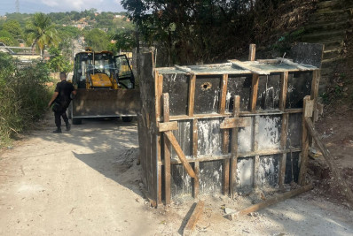 PM retira 30 toneladas de barricadas do tráfico de drogas no Parque Floresta em Belford Roxo