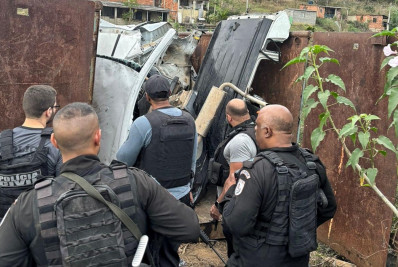Ação conjunta da Polícia Civil e da PM apreende caçamba de sucatas de carros roubados em Belford Roxo