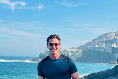 Hugh Jackman mostra filtro de barro que ganhou de presente no Brasil