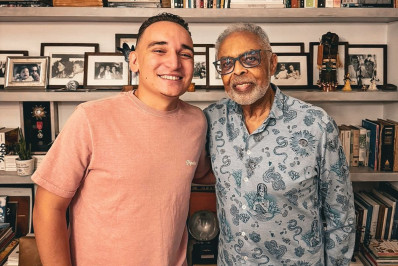 Gilberto Gil recebe aula de piseiro de João Gomes durante encontro no Rio