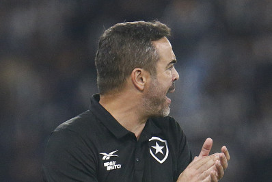 Artur Jorge celebra vitória do Botafogo e exalta Tiquinho: 'Merecido pelo trabalho'