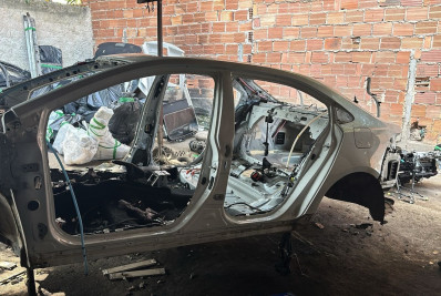 Polícia prende suspeito em casa usada para desmanche de carros em Santa Cruz