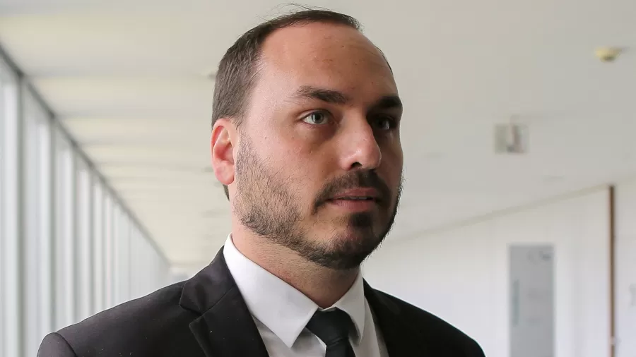Justiça nega renovação de porte de arma de Carlos Bolsonaro