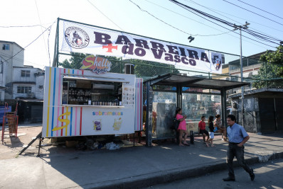 A Barreira já virou baile: conheça a favela que embala hit do Vasco e incentiva solidariedade