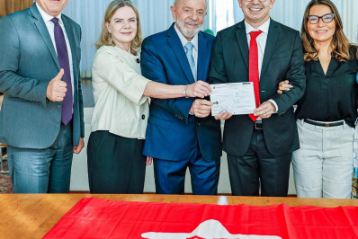 Randolfe se filia ao PT e assina ficha ao lado de Lula e Janja