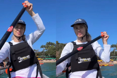 Carolina Dieckmann compartilha registros andando de canoa havaiana: 'Meu lugar'