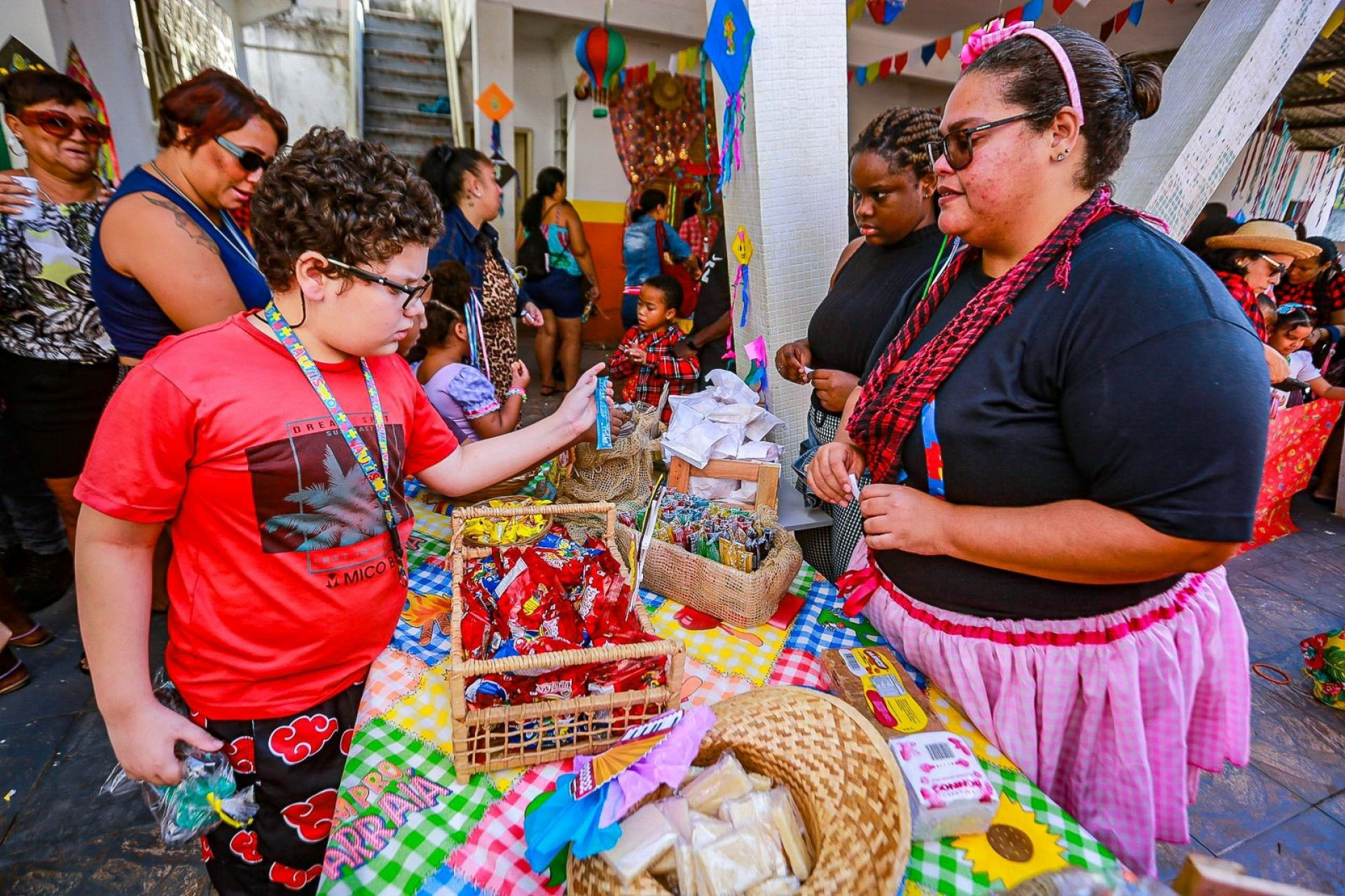 A crian&ccedil;ada, al&eacute;m de participar de brincadeiras, p&ocirc;de saborear as comidas t&iacute;picas de festa junina - Rafael Barreto / PMBR