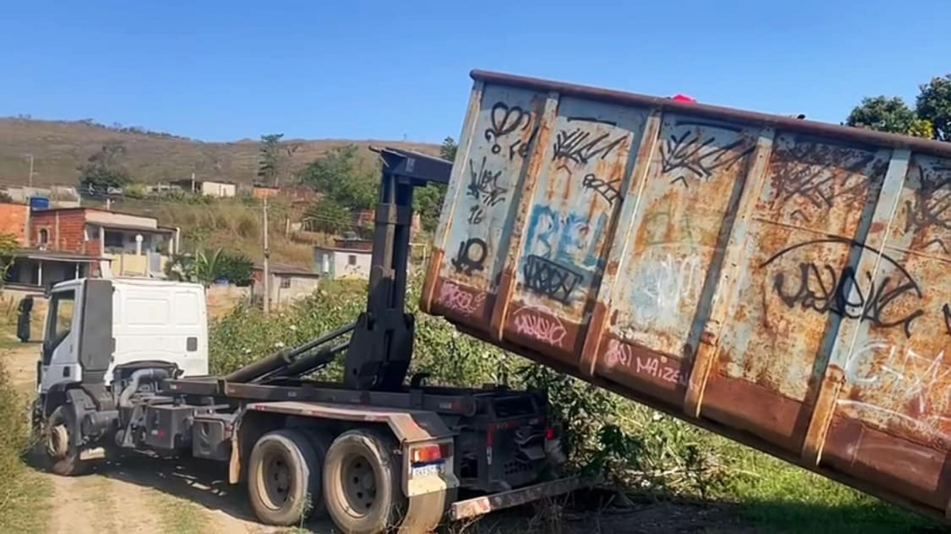 Ca&ccedil;amba sendo retirada do local de desmanche - Divulga&ccedil;&atilde;o / PMERJ