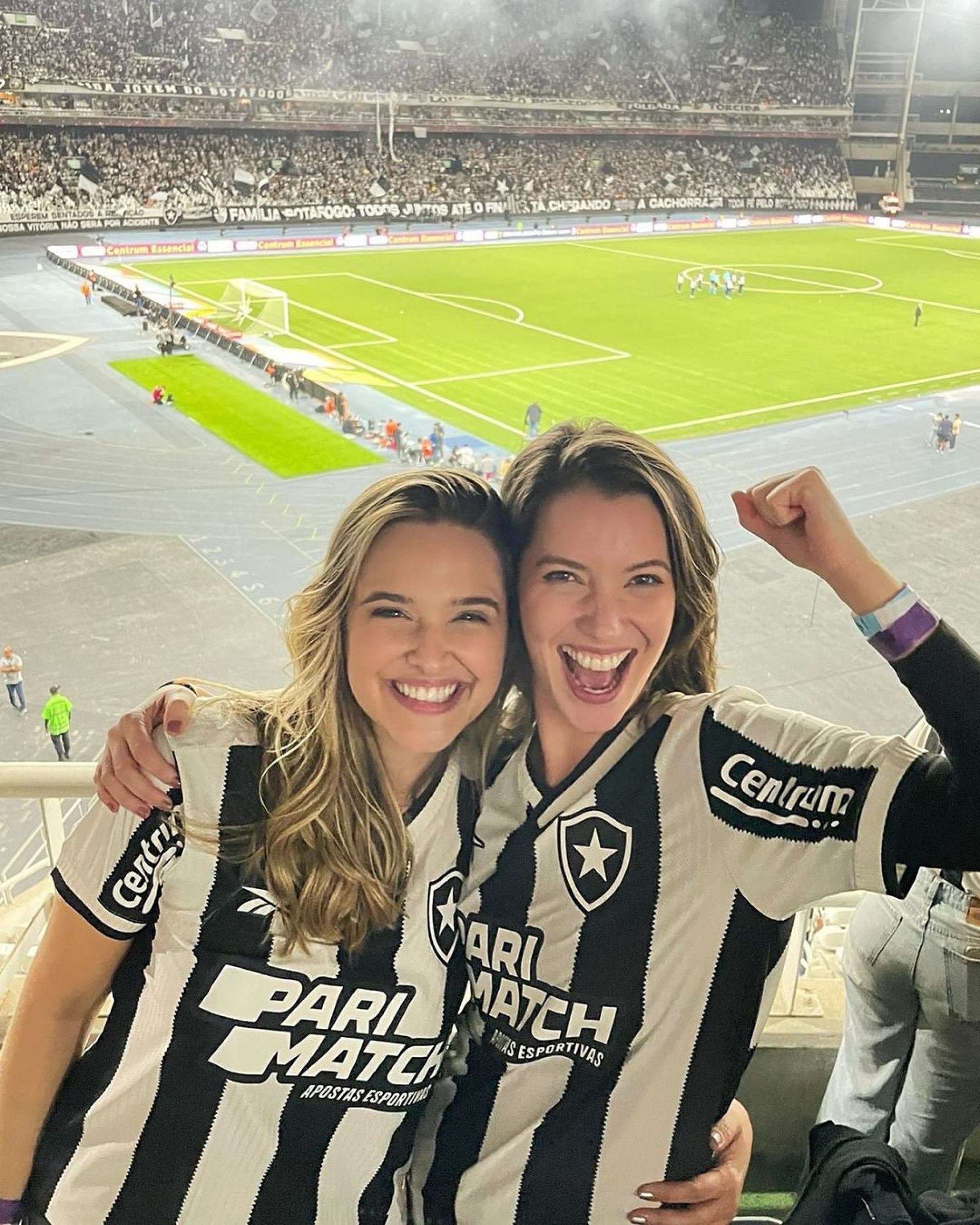 Nathalia Dill e Juliana Paiva curtem jogo de futebol no Rio 
 - Reprodução / Instagram 