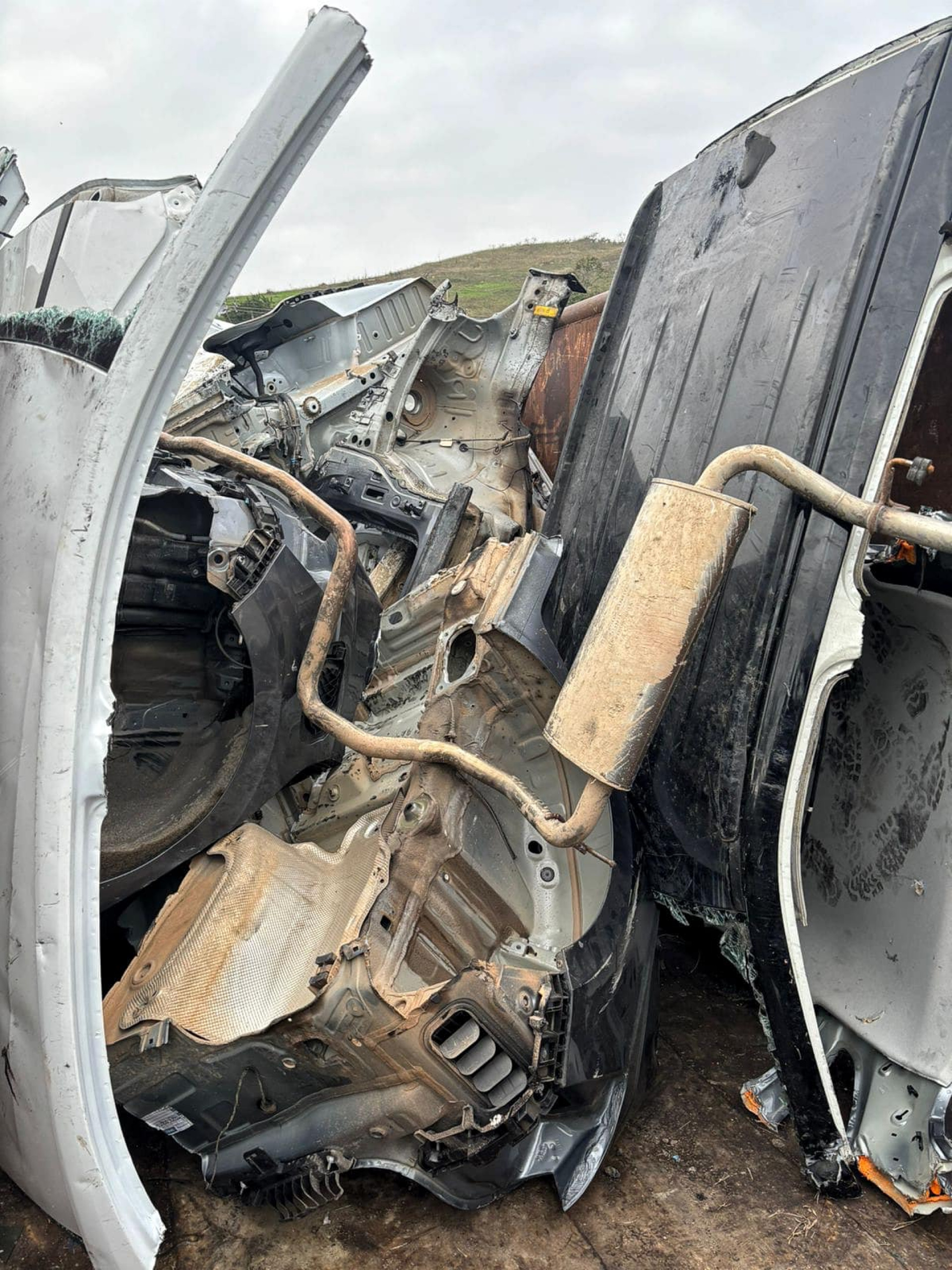 Sucatas localizadas no local de desmanche de ve&iacute;culos - Divulga&ccedil;&atilde;o / PMERJ